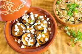 Krydr kyllingekødet med salt og peber, og steg det i olie på en pande. Vegetarisk Tagine Og Couscous Med Mandler Og Grillet Squash