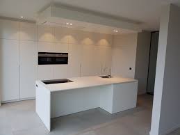 wit gelakte keuken met ingewerkte ontbijthoek werkblad in dekton met structuurafwerking herenhuis keuken ontbijthoek kookeilanden