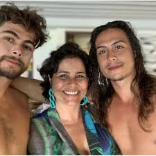 Rafa Vitti posa com a mãe e o irmão e semelhança impressiona