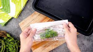 Di bawah kondisi yang tepat, itu dapat disimpan dengan cara itu selama satu tahun penuh. 4 Cara Untuk Menyimpan Daun Ketumbar Wikihow