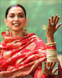 Take A Closer Look At Deepika S Beautiful Solitaire Wedding Ring Which Costs A Whopping Sum Of Somewhere Aro Wedding Rings Solitaire Deepika Padukone Beautiful