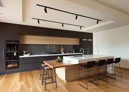 Cuisine moderne en bois à animer. Ilot De Cuisine Moderne En Noir Et Bois Modern Kitchen Kitchen Interior Kitchen Design