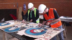 Catapeteasma catedralei mântuirii neamului, realizată în întregime în tehnica mozaic, este unică în toată lumea ortodoxă prin dimensiunile ei impresionante: Au Inceput LucrÄƒrile De Fixare A Mozaicului La Catapeteasma Catedralei NaÈ›ionale Basilica Ro