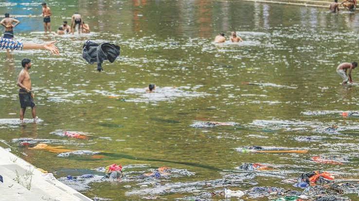 പമ്പയിലെ തുണിമാലിന്യം; നദി ദേവസ്വത്തിന്റേത് മാത്രമല്ല, പെരുനാട് പഞ്ചായത്തും ഇടപെടണമെന്ന് ഹൈക്കോടതി | Mathrubhumi