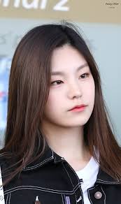 A pair of eyes, glancing slightly to the left on most platforms. Yeji Itzy ì˜ˆì§€ ìžˆì§€ Gambar Wajah Wajah Fotografi Teman