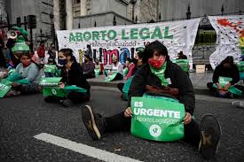 Activistas por la legalización del aborto el día de la votación del senado, buenos aires. El Presidente Argentino Envia Al Congreso Un Nuevo Proyecto De Ley Para Legalizar El Aborto Mundua Naiz