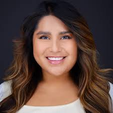 Daisy Mendoza's Instagram, Twitter & Facebook