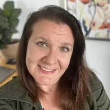 Sarah Knauer's Instagram, Twitter & Facebook