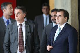 Rodrigo maia e jair bolsonaro (foto: Rodrigo Maia Ameaca Aceitar Pedido De Impeachment De Bolsonaro