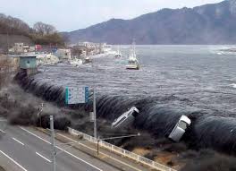 L'eau s'engouffre dans le lit de la rivière puis déborde et détruit la zone environnante. Una Falla Delgada Y Resbaladiza Causo El Tsunami De Japon En 2011