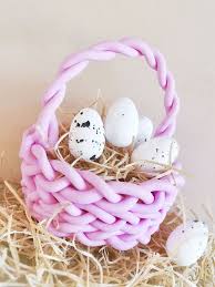 Geschenke Zu Ostern Osterkorbchen Basteln Aus Fimo Osterkorbchen Basteln Osterkorb Fur Kinder Osterkorbchen