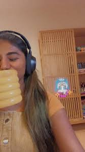 Lindsay Mosher's Instagram, Twitter & Facebook