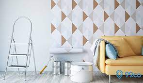 Motif walpaper dinding dedaunan putih pada tepi dinding membuat ruang tamu terlihat cantik. 8 Inspirasi Motif Wallpaper Ruang Tamu Yang Elegan Dan Menawan