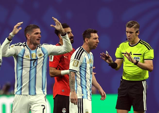 Quién es François Letexier? El polémico árbitro del Argentina vs. Egipto |  La Prensa Panamá