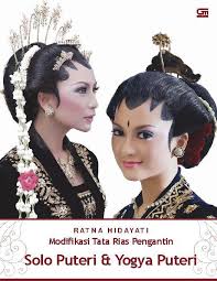 Berbeda dengan solo putri yang menggunakan ronce melati tibo dodo sebagai hiasan sanggulnya, riasan jogja putri hanya menggunakan bunga yang diselipkan pada bagian samping. Jual Buku Modifikasi Tata Rias Pengantin Solo Puteri Yogya Puteri Oleh Ratna Hidayati Gramedia Digital Indonesia