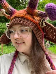 Did anyone other than me make necklaces and bracelets from dandelion stems  by hooking the big end of the stem to the small end 😅