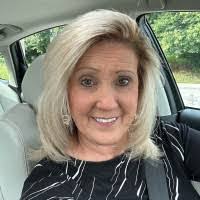 Suzanne Darr's Instagram, Twitter & Facebook