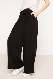Defacto Marka Palazzo Pantolon Genis Paca Kesimi Ve Rahat Modeli Ile Gunluk Kullanimlarinizda Tercih Edebileceginiz Basic Urunler Harem Pants Fashion Pants