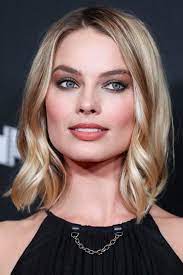 long bob frisur blonde wellige haare mit mittelscheitel smokey eyes und rouge in pfirsich farbe sch lange bob haarschnitte dunnes haar bob haarschnitt ideen