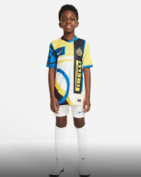 Un ritorno al passato con l'effetto serpente come nel 2011/2012. L Inter Presenta La Sua Quarta Maglia Che Rischia Di Non Essere Mai Indossata In Campo Corriere It