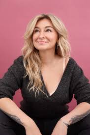 In 2010, she completed the seven summits. Martyna Wojciechowska W Kampanii Marki Triumph Marketing Przy Kawie