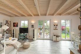 Hausdetails Klein Und Individuell Contract Vario Helle Wohnzimmer Schwedenhaus Holzdecke