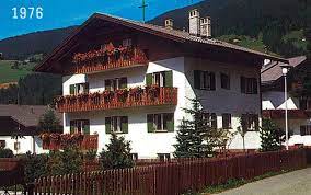 L'appartamento ha due bagni con doccia, wc e lavandino. Appartamenti Burgmann San Candido Nel Cuore Delle Dolomiti