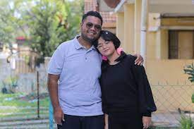 Pelajar dan aktivis, ain husniza saiful nizam dan bapanya, saiful nizam abdul wahab dipanggil ke ibu pejabat polis (ipd) daerah sungai buloh untuk memberi keterangan selepas. Father Teacher Wants Rm1m From Ain Claims Rape Joke Allegation Defamatory