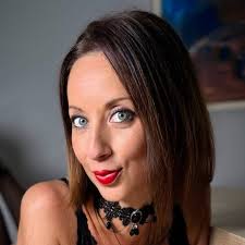 Salut Fanny moi c'est Daniel tu es ravissante dommage que j'ai 71ans et  marié bisous 😘