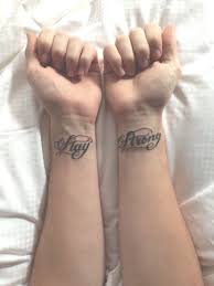 Die beste körperstelle für tattoo mit dem namen ist handgelenk. Kleines Tattoo Handgelenk Tattooidee Com