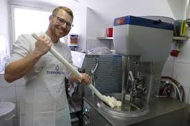 Weitere top dienstleister für plastische chirurgie in mainz. Traditionelles Italienisches Eis Mit Giuseppe Fontana Donauworth Donau Ries Aktuell