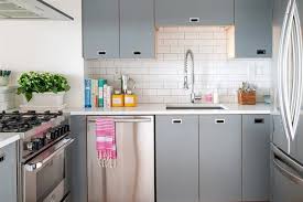 Dapur yang kecil dan mungil harus memiliki desain yang tepat agar semua area bisa digunakan secara maksimal. Inspirasi Desain Dapur Minimalis Untuk Anda Yang Memiliki Rumah Mungil Propertinews Id No 1 Portal Properti In Indonesia