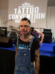 Sport • pe 22.08.2015 la 21:30. Video Reportaj Cu CiudaÈ›i È™i TatuaÈ›i Un Tatuaj Pe Tot Spatele Executat In 14 Ore Ajunge SÄƒ Coste 1800 De Euro Alternativa Jurnalism FÄƒrÄƒ Mogul