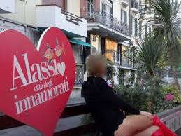 Promozione turistica hard per Pietra Ligure: un film a luci rosse degli  anni Settanta spopola sul web - IVG.it