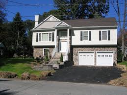 This Is A Bi Level Home A Friend Of Mine Told Me About It Saying He Didn T Like The Entrance Of It But I Fel Unique House Plans Unique Houses House Exterior