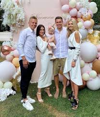 Зінченко і знімок узд його малюка / фото: Zinchenko Stav Kumom Matviyenku Foto Hrestili Dochku Gravcya Shahtarya Novini Futbolu Futbol Sogodni