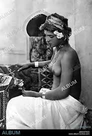 A young Tunisian woman, naked from the waist upwards, Lehnert & Landrock,  c. 1920. - Album alb5467603