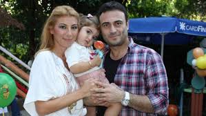 8 yıl flört ettiği feyza çıpa ile evliliğe hazır değilim diyerek ayrılan kutsi, 4 aylık sevgilisi sibel ülker ile gaziantep'te nikah masasına oturdu. 8 Yillik Sevgilisine Evlilige Hazir Degilim Demisti Kutsi Yeni Sevgilisiyle 4 Ayda Nikah Masasina Oturdu