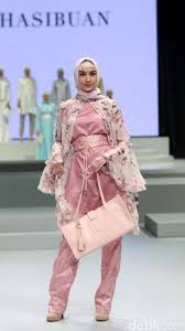 Koleksi anniesa hasibuan yang ditampilkan di new york fashion week adalah pertama kalinya saat semua model yang muncul dalam peragaan di acara prestisius tersebut mengenakan hijab. Foto Koleksi Anniesa Hasibuan Di Indonesia Fashion Week 2017 Pakaian Wanita Bunga Busana Islami Baju Anak
