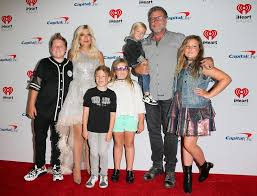 Tori spelling was born in los angeles, the daughter of author candy spelling and hollywood producer aaron spelling. Tori Spelling Shares Emotional Post About Her Kids Being Bullied At School This Human Has Endured Enough Bullying For A Lifetime