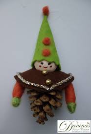 Wachter Wichtel Ehrenreich Die Handgefertigte Figur Aus Kiefernzapfen Naturmaterial Eigne Basteln Weihnachten Mit Tannenzapfen Basteln Einmachglas Geschenke