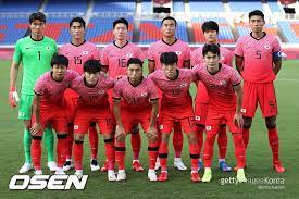 현재, 축구 아카데미를 운영하고 있는 손웅정은 젊어서 축구 선수로 활약했으나40 안타깝게도 1994년 부상으로 그라운드에는 손흥민이 없었고 손흥민이 합류하면 한국 국가대표팀은 전혀 다른팀이 된다. Smn1wro4xiogim