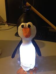 Unsere Diesjahrige Klassenlaterne Zum Thema Pinguin Die Laterne Ist Aus Einer Bemalten Pet Flasche Und Ein Laternen Basteln Kinder Basteln Ideen Bastelideen