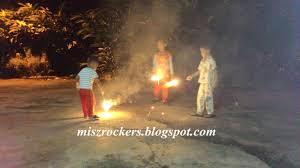 Malam raya apalagi main bunga api tahun ni xbalik kampung raya ks sahaja #raya2020 #staysafe #aidilfitri. Kemeriahan Raya Mesti Ada Bunga Api Dan Duit Raya Ceritera Si Gadis Biru