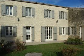 Le Coloris Gris Clair De Ces Volets Battants En Aluminium Apportent Une Certaine Douceur A La Facade Couleur Facade Maison Couleurs De Volets Volet Exterieur