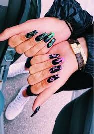 Bello diseño de uñas negras y plateadas brillantes. 260 Ideas De Unas Negras En 2021 Unas Negras Manicura De Unas Disenos De Unas