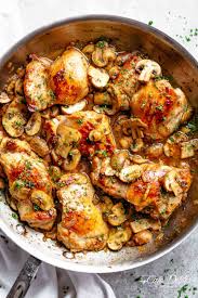 Saute De Choux De Bruxelles Bacon Sauce Au Fromage Et A L Ail Garnie De Mozzarella Et De Parme Chicken Thights Recipes Boneless Chicken Thigh Recipes Recipes