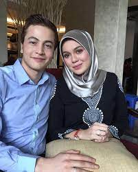 Dia lupa yang aunty julia bernikah dengan mat salih. Drama Encik Suami Mat Salih Celup Slot Dahlia Tv3