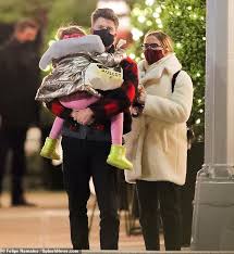 She was married to ryan reynolds between 2008 and 2011, and in november 2012, began dating french advertising executive romain dauriac. Snl Funnyman Colin Jost Is A Doting Step Dad As He Carries Scarlett Johansson S Daughter Rose Aktuelle Boulevard Nachrichten Und Fotogalerien Zu Stars Sternchen