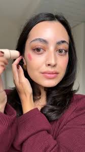 Multifunkcyjny cień do powiek INGLOT to wszechstronny kosmetyk, który nie  tylko spełnia funkcję cienia do powiek, ale w zależności od wybranego  odcienia, może także służyć jako rozświetlacz, bronzer, baza, korektor,  pomadka lub